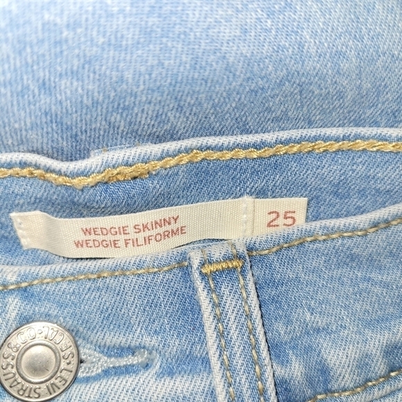 LEVI'S wedgie skinny light wash distressed knees jeans - Picture 9 of 12